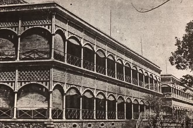 Bệnh viện Quân sự được thành lập năm 1862. Cấu trúc các tòa nhà trong khuôn viên đều là sườn sắt tiền chế, đem ráp lại trên nền bằng đá, mọi vật liệu được mang từ Pháp sang. Từ năm 1978, công trình được đổi tên thành Bệnh viện Nhi đồng 2.