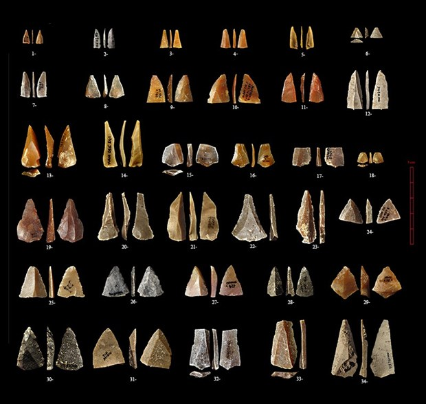 Những đồ tạo tác bao gồm những con dao Neanderthals bằng đá và xương cuối cùng trên Trái Đất, kho báu vô giá để chúng ta hiểu thêm về những vị tổ tiên dị chủng. Những hiện vật này cho thấy sự "lan tỏa ý tưởng" giữa 2 loài người trong việc sáng tạo ra các công cụ và đồ trang trí: Chúng ngày càng giống công cụ của Homo sapiens "thuần chủng".