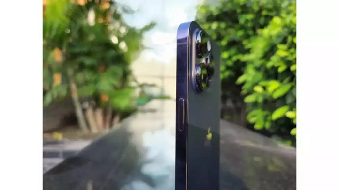 Ưu điểm của titan so với thép không gỉ là vật liệu này sẽ mang lại cho iPhone độ bền tuyệt vời và cải thiện khả năng chống xước với trọng lượng nhẹ hơn. Trọng lượng chính là một vấn đề đối với các thiết bị như iPhone 14 Pro và 14 Pro Max. Các mẫu iPhone 14 Pro hiện tại của Apple sử dụng khung thép không gỉ nên khá nặng, đặc biệt là phiên bản Max.