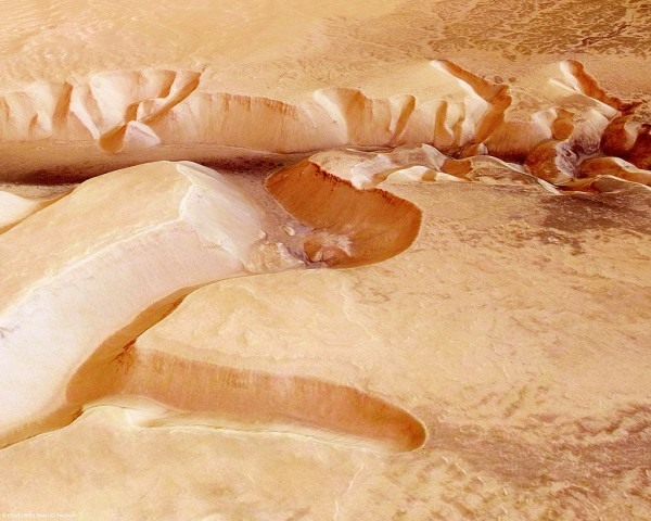 Các nhà khoa học giả định tạo ra một vòng các hạt tích điện xung quanh sao Hỏa, nhờ vào mặt trăng Phobos của nó. Phobos là một trong hai mặt trăng của sao Hỏa, kích thước của nó lớn hơn mặt trăng còn lại, vị trí cũng cách sao Hỏa khá gần với 8h cho mỗi vòng quay.