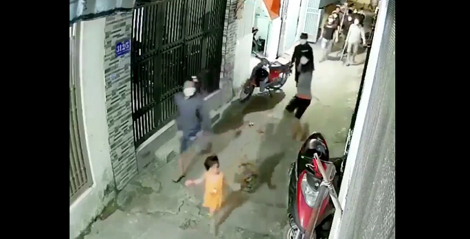 Be gai lac long giua rung phong lon dam chem