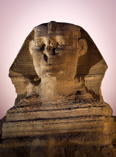 Theo giới chuyên gia, ý nghĩa và việc sử dụng tượng Nhân sư đã và đang thay đổi. Ở Ai Cập cổ đại, sư tử là biểu tượng của mặt trời, do đó người ta tin rằng bức tượng đã được sử dụng để thờ mặt trời hơn 2.500 năm TCN. Một ngàn năm sau, bức tượng lại dùng để thờ vị thần mặt trời khác có tên Harmachis được xây dựng gần đó bởi pharaoh Amenhotep II.