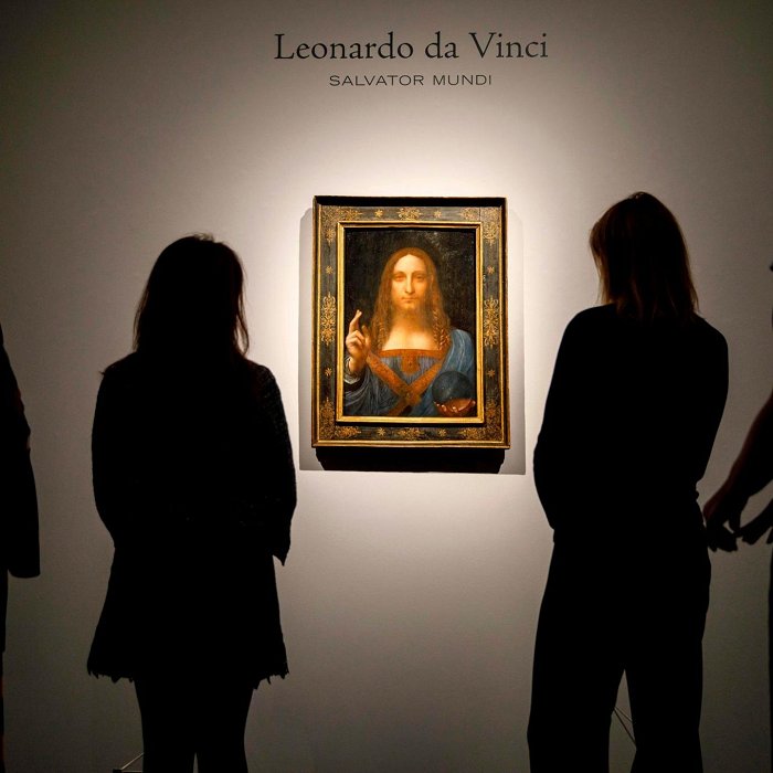Trong khi nhiều người cho rằng đây không phải là tranh của danh họa. Bảo tàng Prado ở Tây Ban Nha tuyên bố tranh do học trò của Leonardo vẽ, ông chỉ giám sát thực hiện. Michael Daley - Giám đốc của ArtWatchUK - cho rằng không có bằng chứng chứng minh họa sĩ từng tham gia vào việc vẽ về đề tài Salvator Mundi. Một số tin đồn cho rằng Salvator Mundi đã bị phá hủy và không còn tồn tại trên đời.