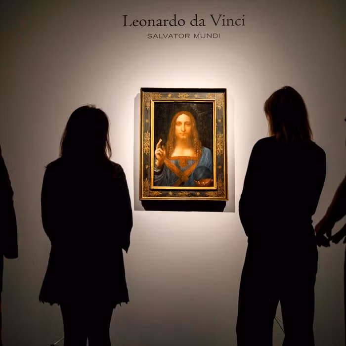 Trong khi nhiều người cho rằng đây không phải là tranh của danh họa. Bảo tàng Prado ở Tây Ban Nha tuyên bố tranh do học trò của Leonardo vẽ, ông chỉ giám sát thực hiện. Michael Daley - Giám đốc của ArtWatchUK - cho rằng không có bằng chứng chứng minh họa sĩ từng tham gia vào việc vẽ về đề tài Salvator Mundi. Một số tin đồn cho rằng Salvator Mundi đã bị phá hủy và không còn tồn tại trên đời.