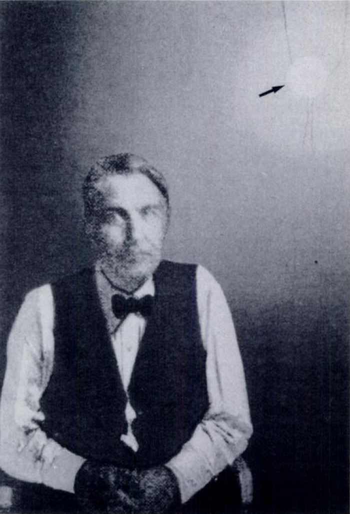 Sau cái chết của người trợ lí, Edison đã bị sang chấn tâm lí khá mạnh. "Đừng nói với tôi về tia X", ông nói. "Tôi sợ chúng".