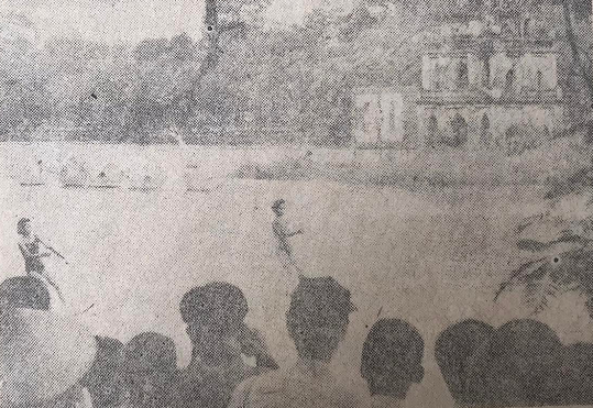 Lướt ván trên Hồ Gươm.