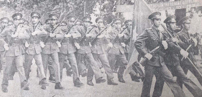 Các đơn vị quân đội diễu qua Lễ đài.