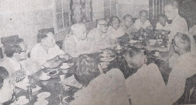 Đồng chí Lê Văn Lương gặp gỡ thân mật các đại biểu nhân sĩ, tri thức.