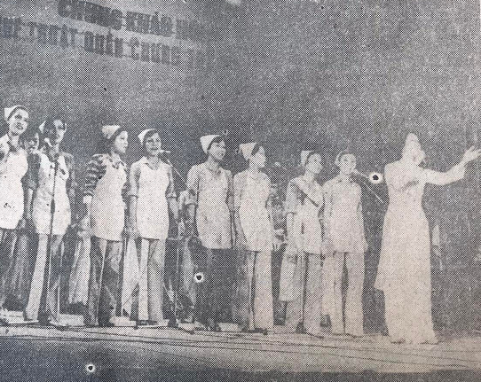 Tốp ca nữ nhà máy dệt Thăng Long với bài "Tôi yêu ngành dệt Thăng Long".