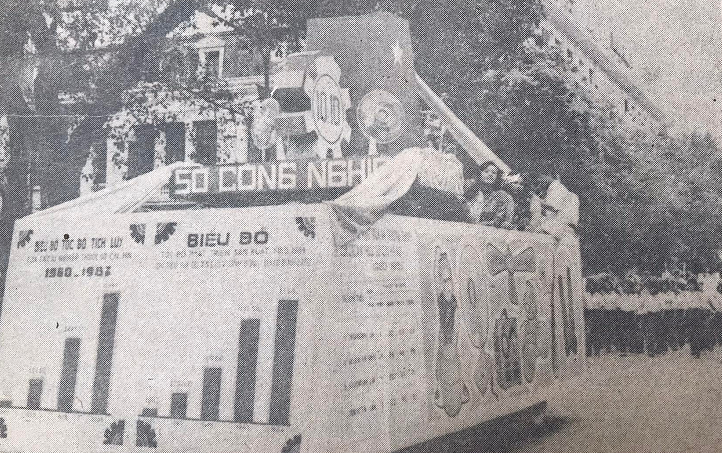 Cán bộ công nhân Sở công nghiệp diễu hành.