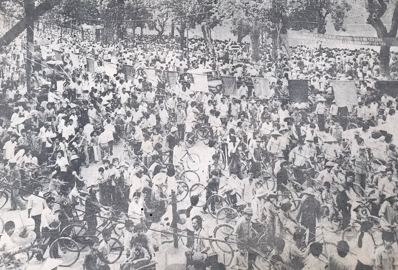 Hàng chục vạn quần chúng thủ đô và các nơi về dự cuộc diễu binh và diễu hành quanh Hồ Gươm.