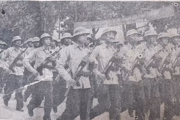 Lực lượng tự vệ diễu hành.