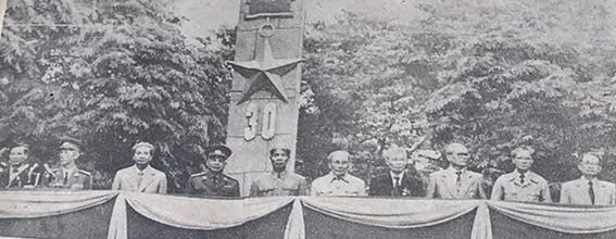 Đây là loạt ảnh được trưng bày tại Thư viện Hà Nội nhằm kỷ niệm 60 năm Ngày giải phóng Thủ đô (10/10/1954 - 10/10/2022). Trong ảnh là đoàn Chủ tịch cuộc diễu binh và diễu hành chào mừng kỷ niệm 30 năm Ngày giải phóng Thủ đô.