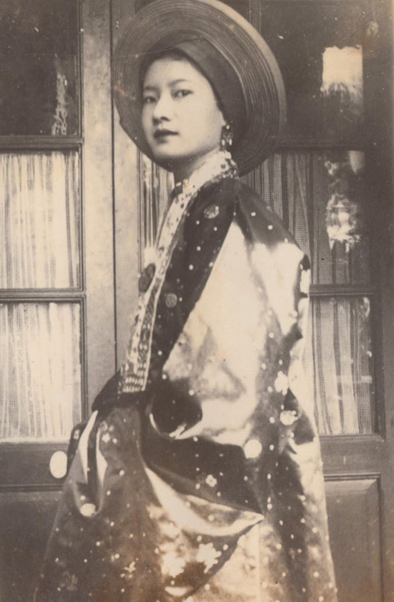 Tuy nhiên, đám cưới của vua Bảo Đại và Nam Phương hoàng hậu không được sự đồng ý của các quan trong triều. Ông kiên quyết khẳng định rằng ông cưới vợ cho ông chứ không phải triều đình. Cuối cùng đám cưới của ông và Thị Lan được diễn ra tại Huế. Bà được sắc phong Nam Phương Hoàng hậu. Hinh ảnh cho thấy một nét đẹp được thể hiện qua khí chất của Nam Phương Hoàng hậu.