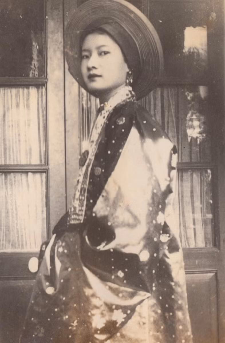 Tuy nhiên, đám cưới của vua Bảo Đại và Nam Phương hoàng hậu không được sự đồng ý của các quan trong triều. Ông kiên quyết khẳng định rằng ông cưới vợ cho ông chứ không phải triều đình. Cuối cùng đám cưới của ông và Thị Lan được diễn ra tại Huế. Bà được sắc phong Nam Phương Hoàng hậu. Hinh ảnh cho thấy một nét đẹp được thể hiện qua khí chất của Nam Phương Hoàng hậu.