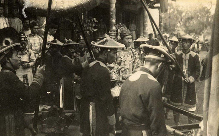 Tại Đà Lạt, bà cùng người cậu ruột là Lê Phát An được Đốc lý Darle mời đến dự tiệc tại khách sạn Palace. Ảnh: Vua Bảo Đại trong đám cưới với Hoàng hậu Nam Phương ngày 24/3/1934