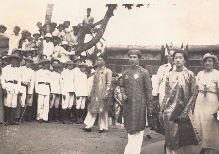 Vốn là người thông minh, sáng dạ, đến năm 1932 bà đã đậu tú tài toàn phần, lúc đó bà đã trở về nước. Và chính nơi đây đã bắt đầu chuyện tình yêu giữa bà và vua Bảo Đại. Ảnh: Đoàn đón dâu của vua Bảo Đại.