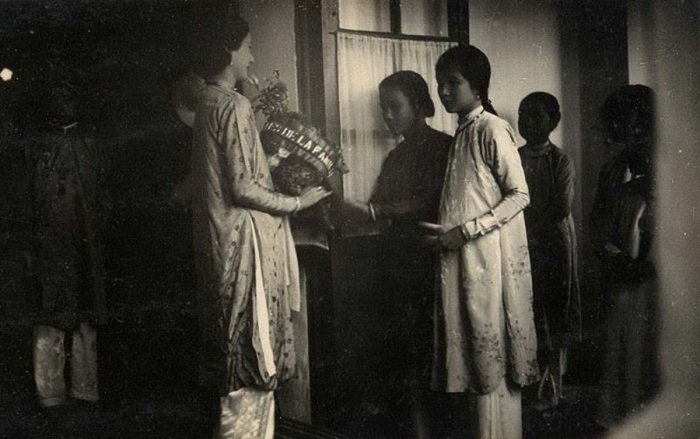 Sau lần gặp mặt đầu tiên này, vua Bảo Đại đã nhiều lần hẹn hò với người con gái này. Cuối cùng ông quyết định cầu hôn Nguyễn Hữu Thị Lan mặc cho thái hậu Từ Cung đã sắp xếp hôn sự cho ông với con gái của vị phó bảng quê Phong Điền. Hình ảnh Hoàng hậu Nam Phương (tương lai) tới Huế.