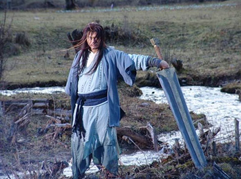 Thanh kiếm được rèn luyện từ chất liệu vô cùng quý giá. Người sử dụng được Huyền Thiết Trọng kiếm phải có sức khỏe hơn người, nội công thâm hậu. Do đó, chỉ có những nhân vật sở hữu võ công thượng đỉnh như Độc Cô và Dương Quá mới có thể phát huy hết được uy lực của thanh kiếm.