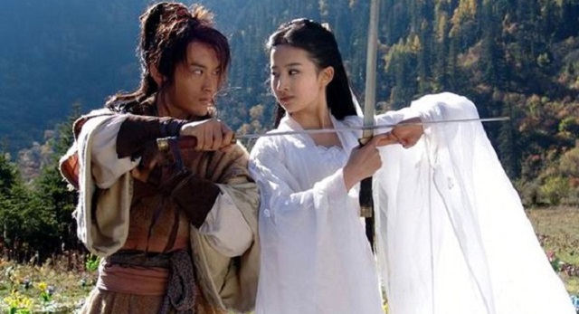 Cặp bảo kiếm trông không có gì đặc biệt, nhưng khi Dương Quá và Tiểu Long Nữ đấu với Công Tôn Chỉ mới phát hiện ra uy lực của chúng.