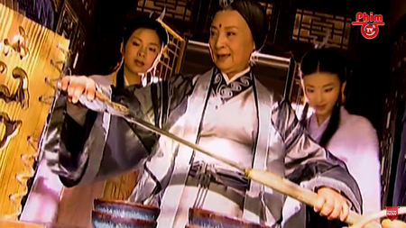 Vì vậy, giới võ lâm nhiều phen dậy sóng và chém giết đẫm máu hòng tranh giành báu vật Ỷ Thiên kiếm và Đồ Long đao. Bên trong Ỷ Thiên kiếm chứa bí kíp võ học thượng thừa Cửu âm chân kinh. 