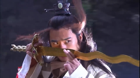  3. Kim Xà kiếm: Kim Xà kiếm được mệnh danh là đệ nhất thần binh trong tiểu thuyết Bích huyết kiếm, gắn liền với tên tuổi của Kim Xà Lang Quân Hạ Tuyết Nghi và sau này là Viên Thừa Chí. Có sắc vàng và đầu kiếm như lưỡi rắn. Điểm đặc biệt ở Kim Xà kiếm là mỗi khi vận nội công, thanh kiếm sẽ biến sắc thành màu vàng, đầu như lưỡi rắn.