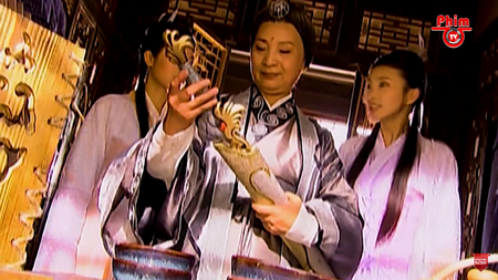  4. Ỷ Thiên kiếm: Trong tiểu thuyết Ỷ thiên đồ long ký, Ỷ Thiên kiếm sắc bén, chém sắt như bùn. Nhờ có Ỷ Thiên kiếm, Chưởng môn đời thứ 3 của phái Nga Mi là Diệt Tuyệt Sư Thái võ công chỉ thuộc hàng khá mà có thể tung hoành ngang dọc trong thiên hạ, khiến người người nể sợ. 