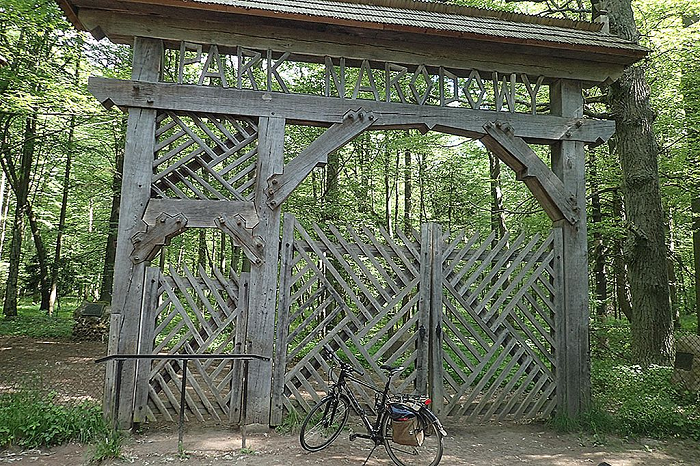 Cấu trúc thứ nhất nằm trong khuôn viên được bảo vệ nghiêm ngặt thuộc khu bảo tồn của Công viên Quốc gia Białowieża và cấu trúc còn lại ở Quận Rừng Wilczy Jar.