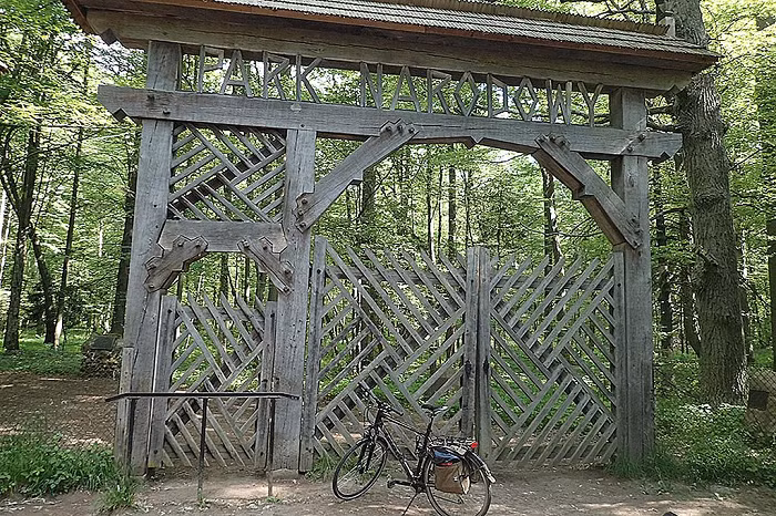 Cấu trúc thứ nhất nằm trong khuôn viên được bảo vệ nghiêm ngặt thuộc khu bảo tồn của Công viên Quốc gia Białowieża và cấu trúc còn lại ở Quận Rừng Wilczy Jar.