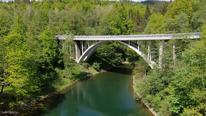 Cấu trúc đầu tiên có đường kính 36 m và một bờ kè nhỏ rộng 3 m, chứa nhiều đồ gốm Trung Cổ và cả những hòn đá lửa cửa người cổ đại.