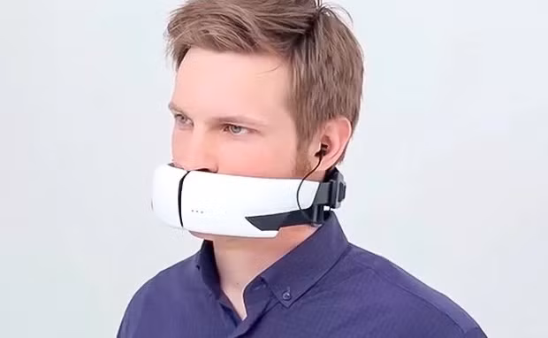 Điểm trừ của món này có lẽ là nằm ở thiết kế, trông chẳng khác nào nhân vật trong phim Mad Max phiên bản kết hợp với Star Wars cả, đeo ra đường lại thành trò cười cho thiên hạ mất.