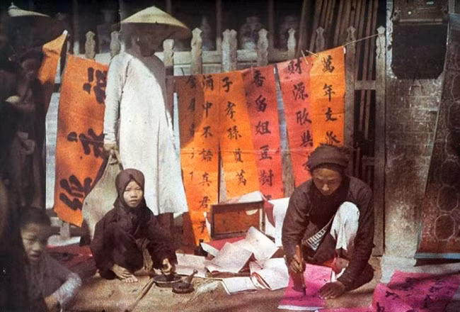 Quang cảnh cho chữ, viết đối ngày Tết.