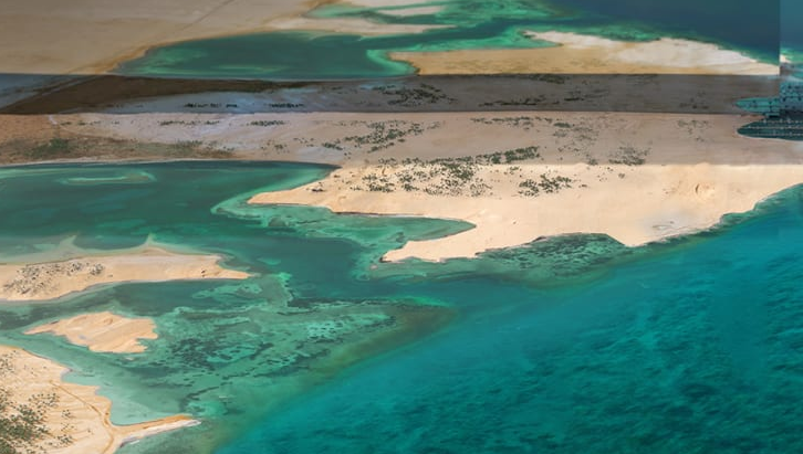 Cư dân của The Line sẽ sống trong các khu vực kết nối với nhau nhờ tàu siêu tốc. Thành phố giữa sa mạc sẽ hoạt động dưới sự hỗ trợ điều hành của trí tuệ nhân tạo và được thiết kế để tồn tại hoà hợp với thiên nhiên. Trong tương lai, thành phố sẽ ưu tiên phát triển khả năng đi bộ, năng lượng sạch và công nghệ để tạo ra một cách sống mới.