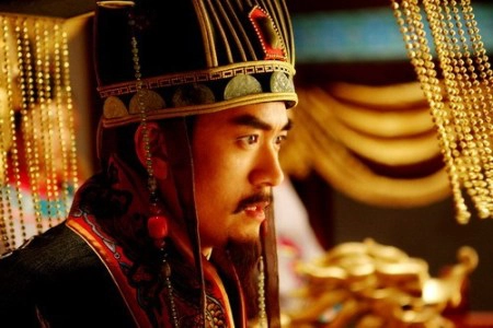 Tuy rằng những thứ này còn cách xa so với cuộc sống khi còn trên ngai vàng, thế nhưng dù sao cũng vẫn có cơm no rượu say, sống những ngày tháng phiêu diêu tự tại.