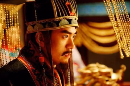 Tuy rằng những thứ này còn cách xa so với cuộc sống khi còn trên ngai vàng, thế nhưng dù sao cũng vẫn có cơm no rượu say, sống những ngày tháng phiêu diêu tự tại.