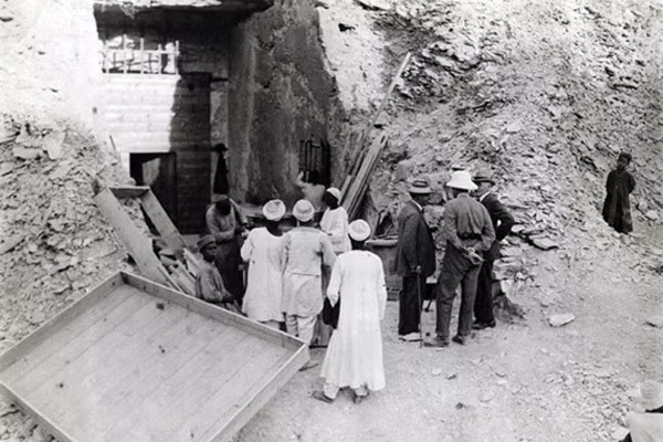 Nơi an nghỉ của Pharaoh Tutankhamun được tìm thấy dưới hơn 150.000 tấn đất đá, gồm cả phần từ một lăng mộ được đào trên sườn đồi phía trên.