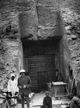 Bọn trộm chủ yếu lấy những vật nhỏ như chuỗi hạt đá quý. Các thầy tư tế đã sửa lại cửa và niêm phong sau vụ trộm cuối cùng.