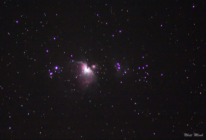 Tinh vân kỳ lạ nằm khá gần vườn ươm sao nổi tiếng là Tinh vân Orion, cũng là vườn ươm sao gần Trái Đất nhất.