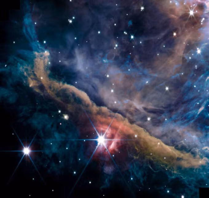 Tinh vân Orion (M42), vùng hình thành sao khổng lồ gần Hệ Mặt Trời nhất, có thể nhìn thấy bằng mắt thường mặc dù tinh vân này nằm cách Trái Đất 1344 năm ánh sáng.