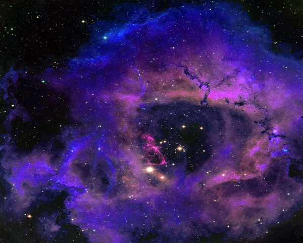 Để người yêu thiên văn trên thế giới chiêm ngưỡng vật thể bí ẩn, các nhà khoa học đã kết hợp dữ liệu Hubble với hình ảnh từ Đài quan sát không gian Herchel của ESA, điều chỉnh màu đôi chút để tạo thành bức ảnh vừa được ESA công bố.