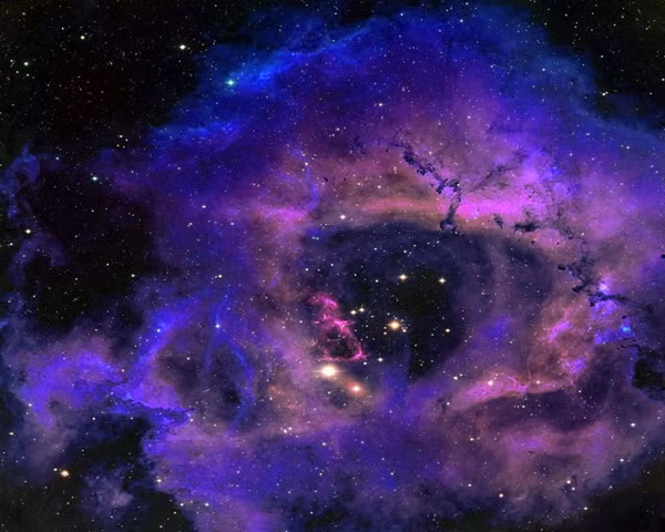 Để người yêu thiên văn trên thế giới chiêm ngưỡng vật thể bí ẩn, các nhà khoa học đã kết hợp dữ liệu Hubble với hình ảnh từ Đài quan sát không gian Herchel của ESA, điều chỉnh màu đôi chút để tạo thành bức ảnh vừa được ESA công bố.