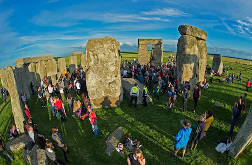 Tháng 8/1971, Stonehenge chưa được bảo vệ và công nhận trước công chúng. Một đêm, nhóm hippy quyết định cắm trại qua đêm ngay giữa trung tâm của những cột đá đó. Họ đốt lửa trại, đun nước và hút thuốc.