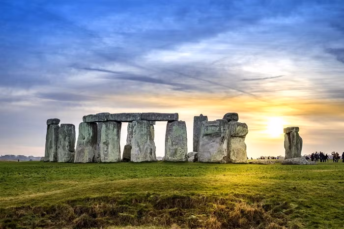 Nhưng thật bất ngờ, họ không tìm thấy một ai cả. Tất cả những gì còn lại trong vòng tròn của các cột đá là một vài cái trại cùng với tàn lửa. Thật kì lạ khi những người hippy đã biến mất ngay trước mắt nhân chứng và không để lại dấu vết gì.