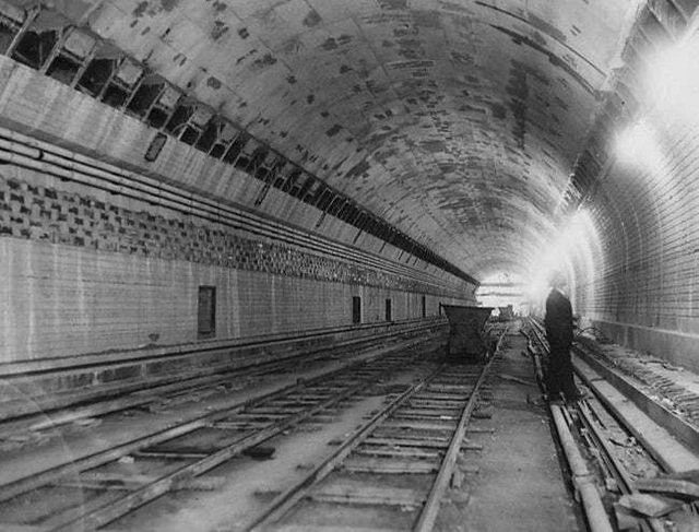  3. Căn hầm thời gian: Martha Wright biến mất năm 1975 khi cùng chồng là Jackson lái xe từ New Jersey đến New York. Theo như Wright, người cầm lái lúc đó, khi qua đường hầm Lincoln, cặp vợ chồng phải tấp vào đường vì xe của họ bị bám hơi nước quá dày đặc.