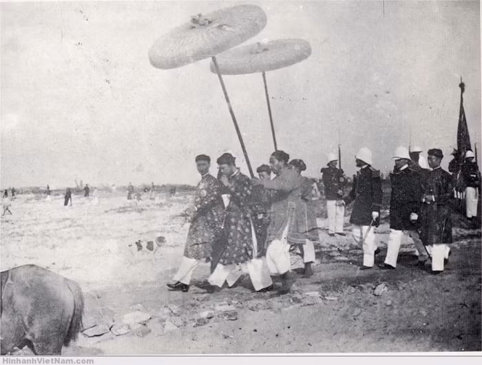 Vua Thành Thái và em tới thăm quan toàn quyền (1900).