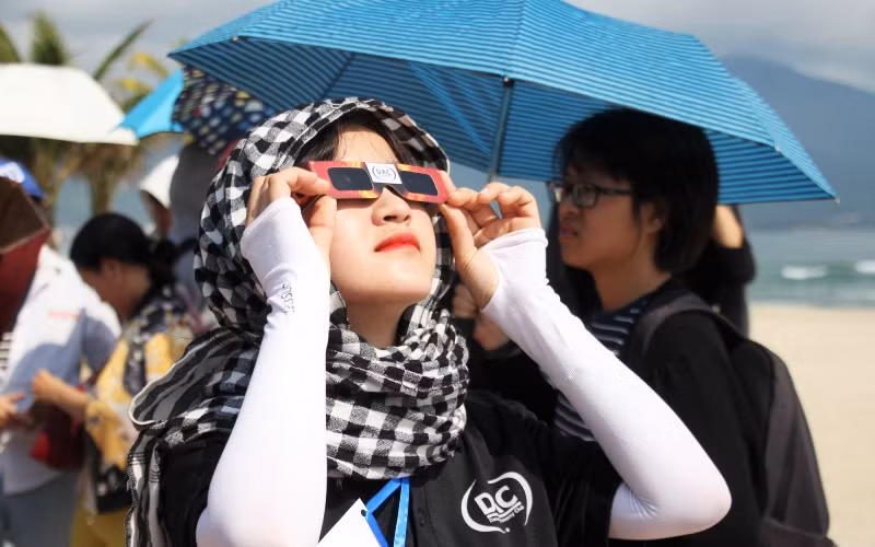 Lưu ý khi quan sát nhật thực một cách gián tiếp hoặc sử dụng kính lọc chuyên dụng như kính lọc của thợ hàn mã số 14 hoặc kính lọc Mặt Trời từ các Câu lạc bộ Thiên văn học.