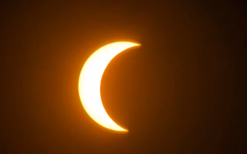 Cụ thể, Trái Đất chuyển động quanh Mặt Trời trong khi Mặt Trăng lại chuyển động quanh Trái Đất. Với mỗi một chu kỳ của mình, Mặt Trăng đi vào vị trí nằm giữa Trái Đất và Mặt Trời một lần.