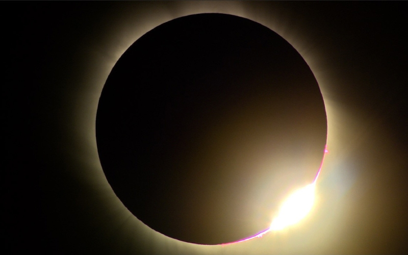 Nhật thực là hiện tượng xảy ra khi Mặt Trăng đi qua giữa Trái Đất và Mặt Trời trên cùng một đường thẳng và quan sát từ Trái Đất, lúc đó Mặt Trăng che khuất hoàn toàn hay một phần Mặt Trời.