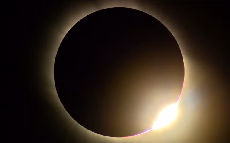 Nhật thực là hiện tượng xảy ra khi Mặt Trăng đi qua giữa Trái Đất và Mặt Trời trên cùng một đường thẳng và quan sát từ Trái Đất, lúc đó Mặt Trăng che khuất hoàn toàn hay một phần Mặt Trời.