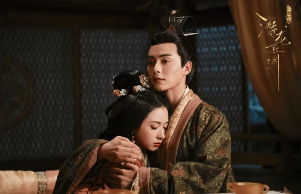 Một điển tích khác còn viết sau khi đánh bại Lã Bố và cướp được người đẹp, Tào Tháo tặng Điêu Thuyền cho Quan Vũ song lại ngầm gả nàng cho Lưu Bị nhằm chia rẽ mối quan hệ giữa Lưu và Quan. Biết được mưu đồ ấy, Quan Vũ liền ra tay giết chết mỹ nhân này. 